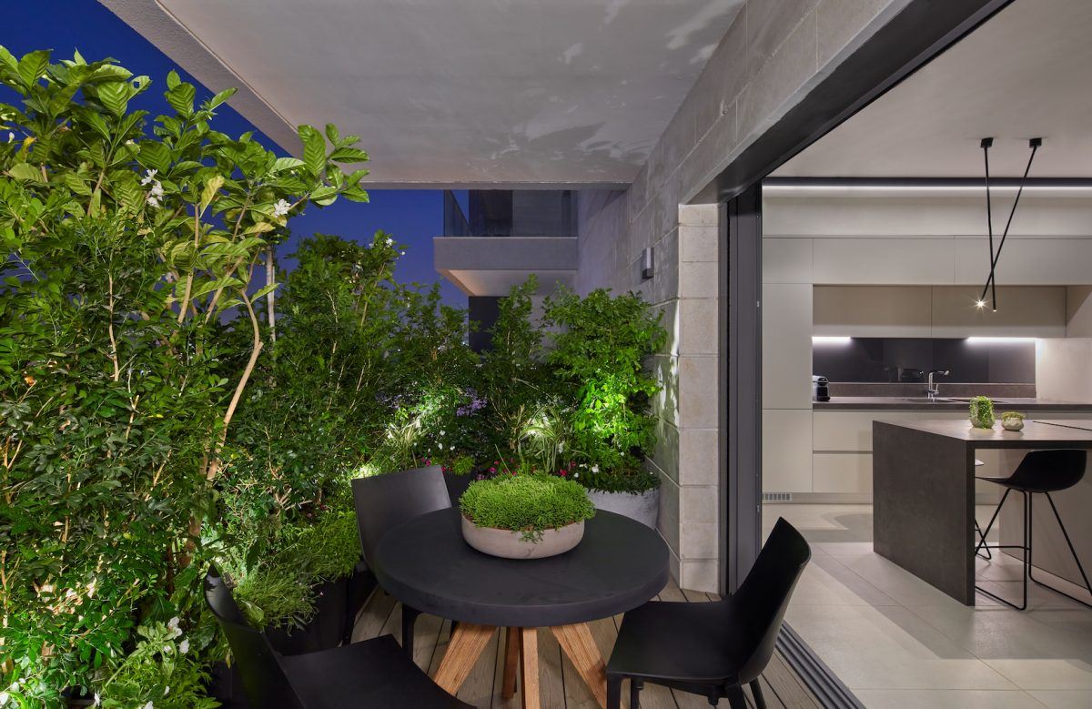 Apartment with a green balcony עיצוב תאורה בדירה עם מרפסת על ידי קמחי תאורה